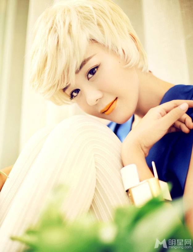 河南郑州明星海陆银发造型超吸睛