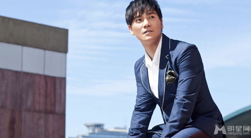 香港型男明星时尚街拍照魅力十足
