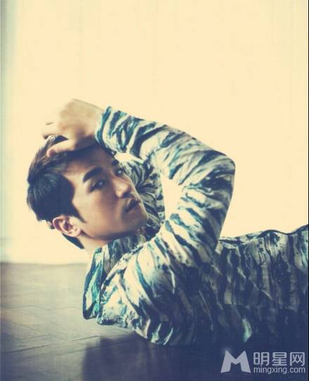 韩国男团神话成员李珉宇迷人写真集