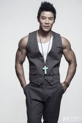 中国肌肉男神计耀胜大秀健硕身材