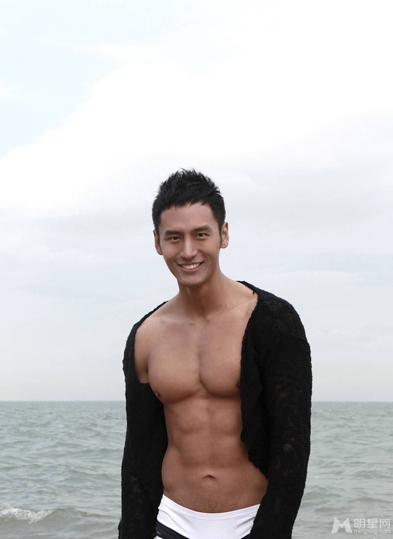 性感肌肉男神顾又铭大秀好身材