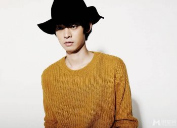 南韩歌手郑俊英冬日毛衣写真