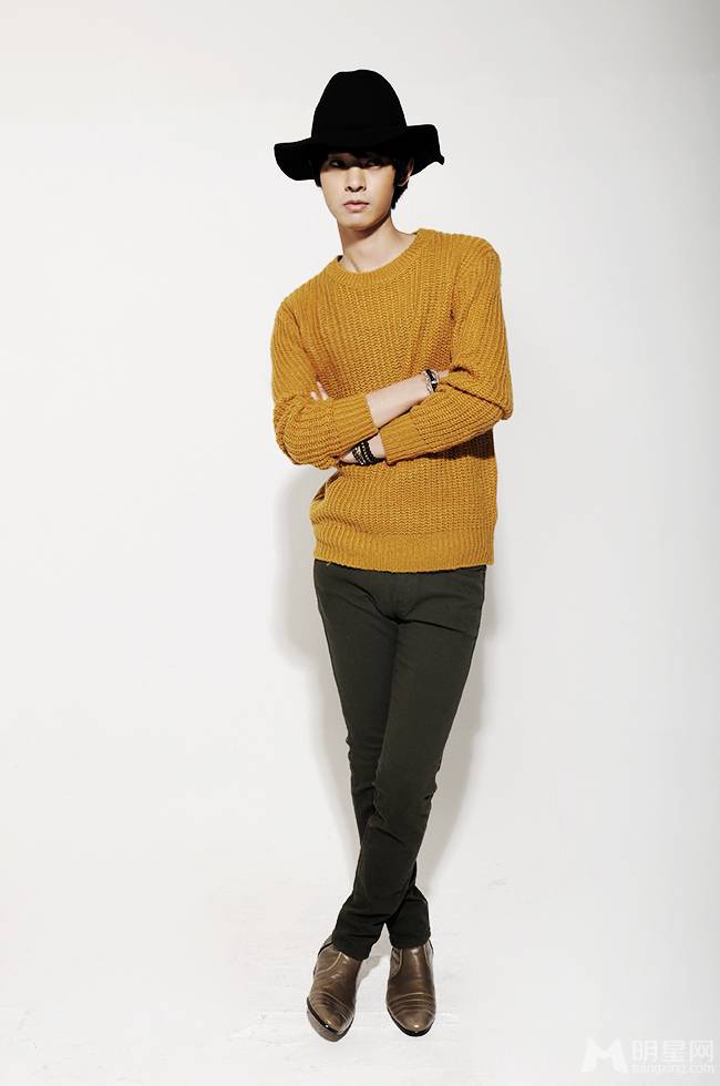 南韩歌手郑俊英冬日毛衣写真