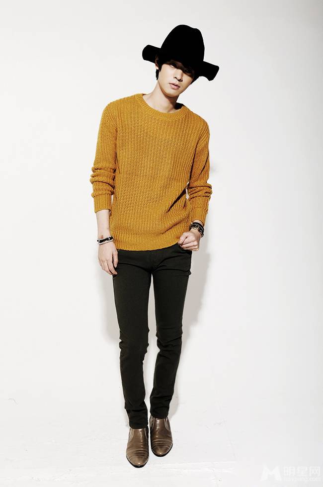 南韩歌手郑俊英冬日毛衣写真