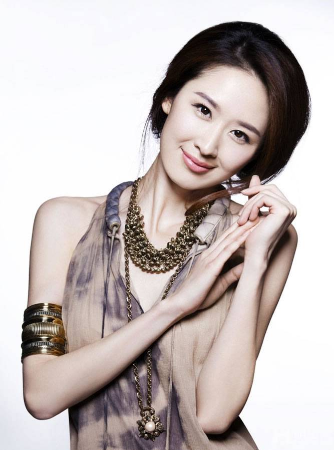 战魂演员张雯飘逸长裙尽显甜美迷人