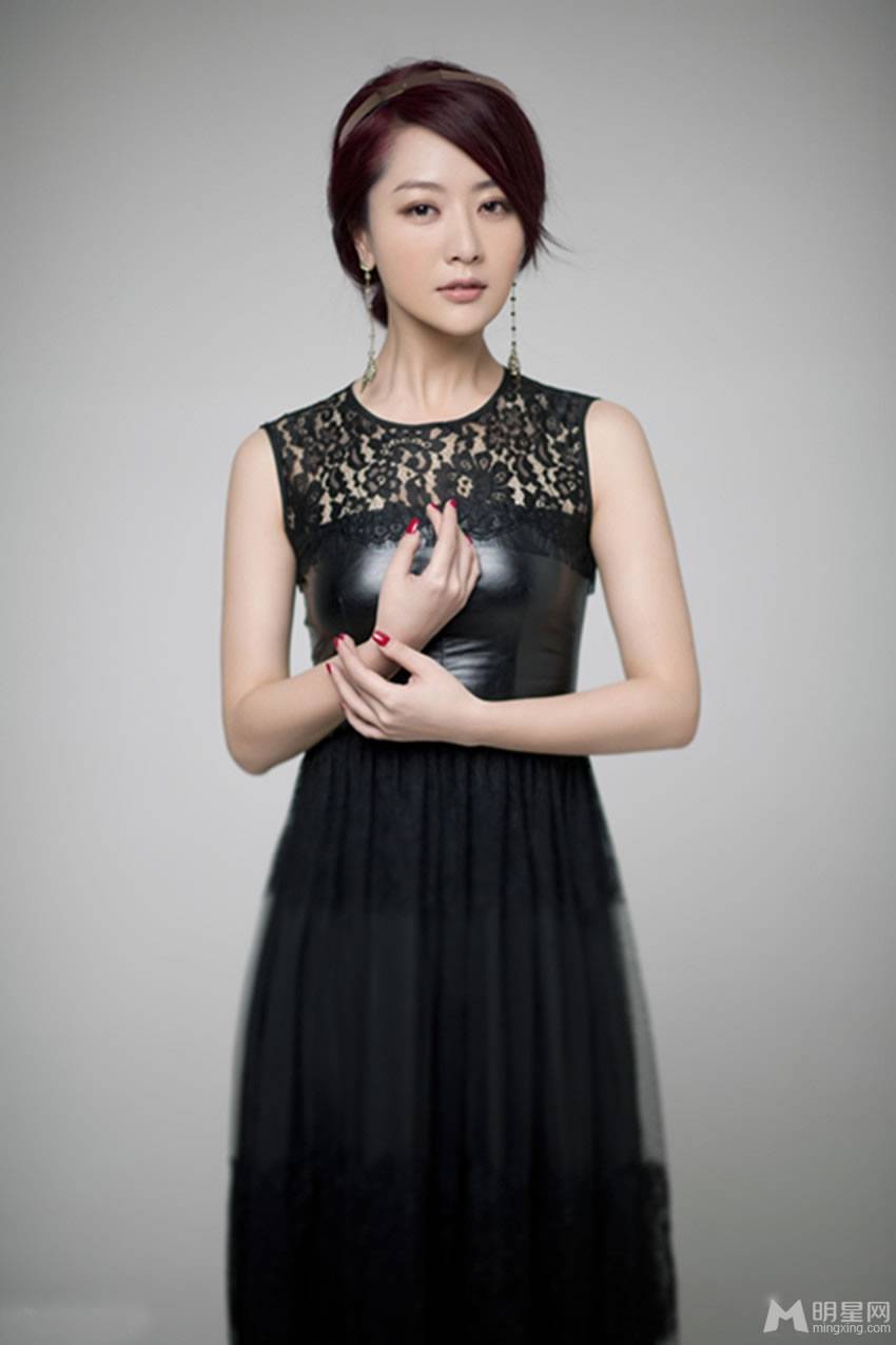 内地女演员白冰素雅妆容清爽写真