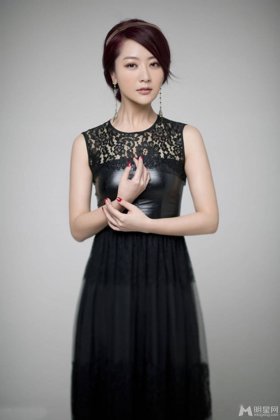 内地女演员白冰素雅妆容清爽写真