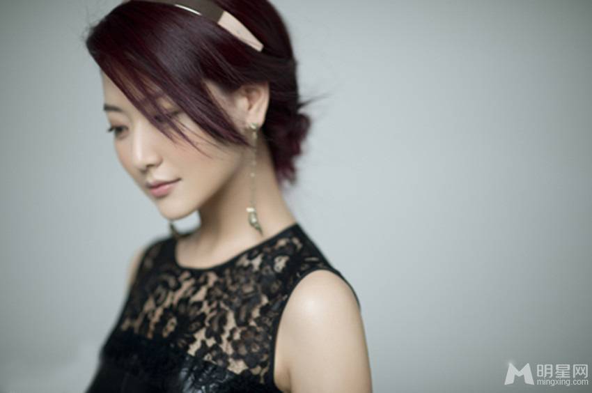 内地女演员白冰素雅妆容清爽写真