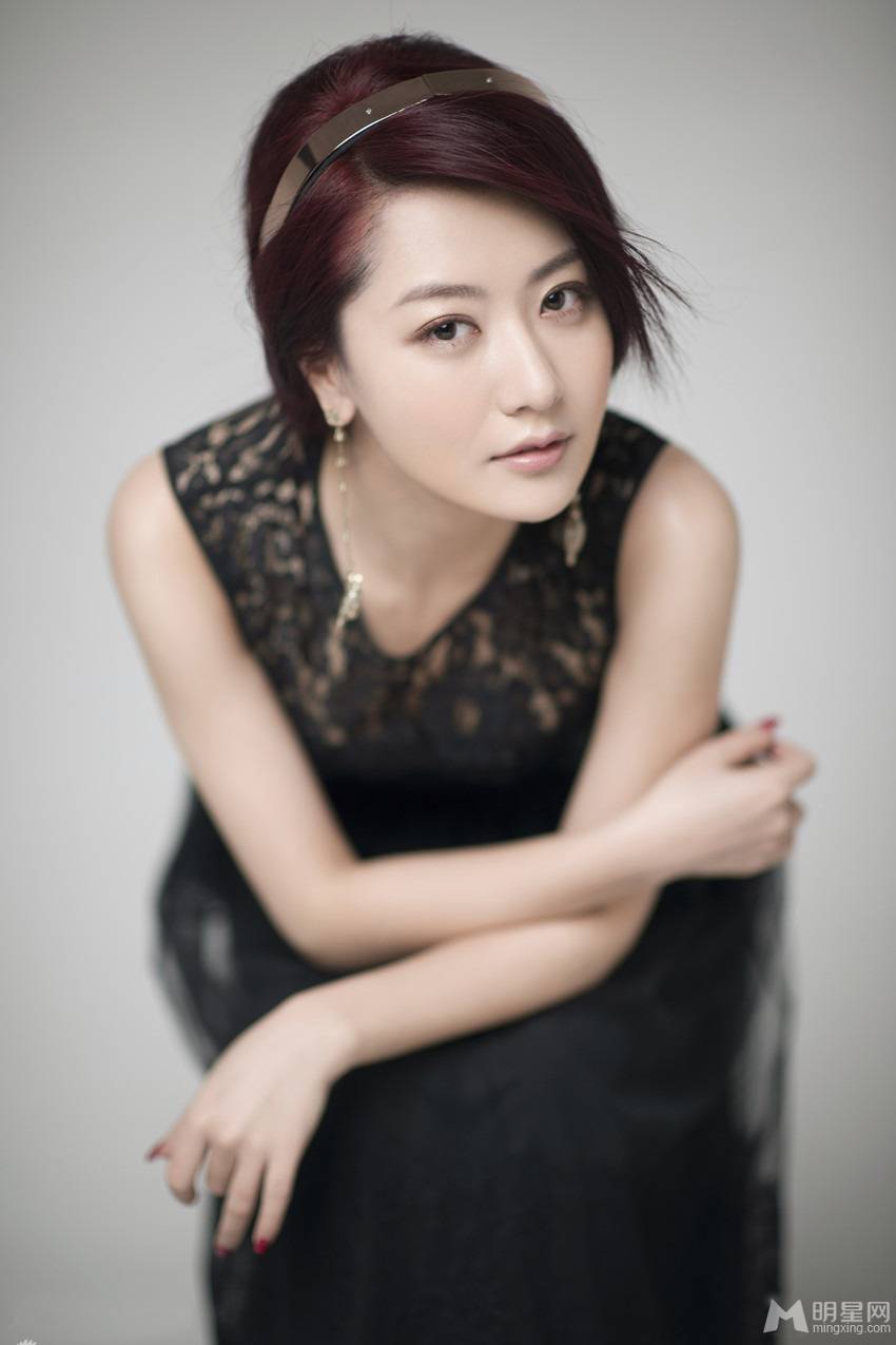 内地女演员白冰素雅妆容清爽写真