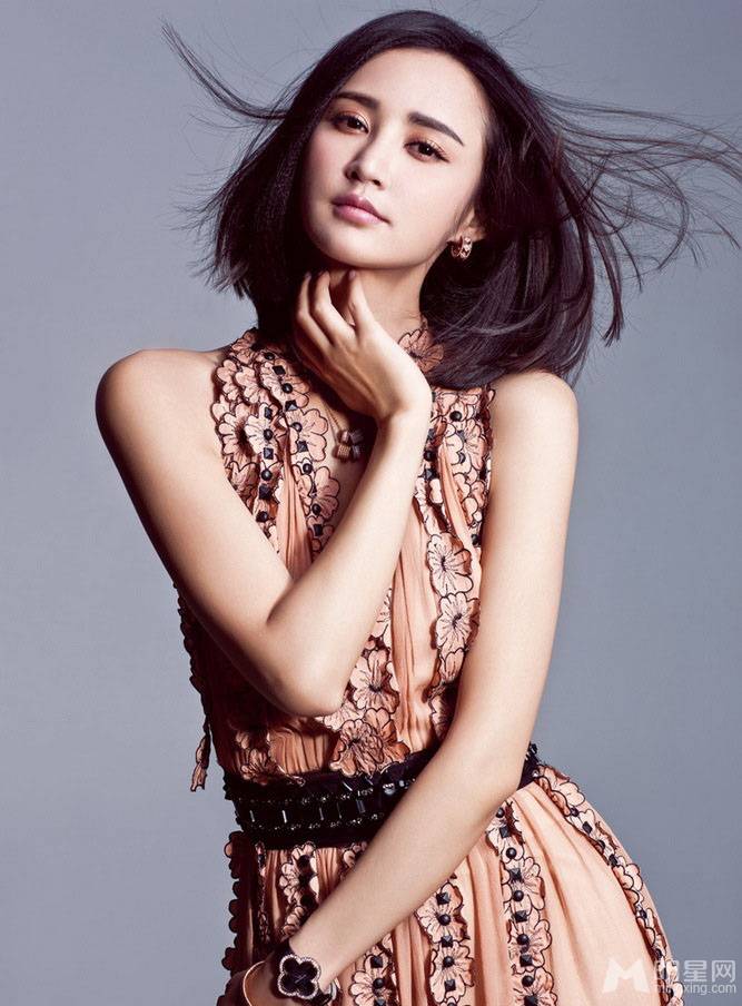 影视演员张歆艺飘逸长裙显女神范儿