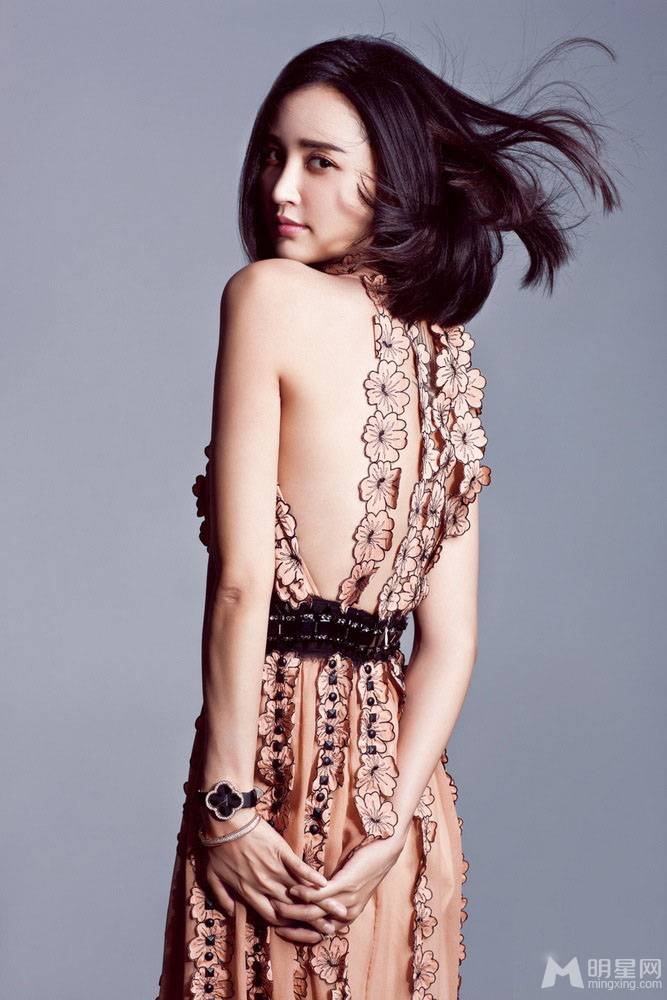 影视演员张歆艺飘逸长裙显女神范儿