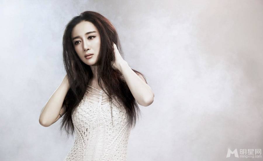 美女演员李依晓唯美时尚写真照