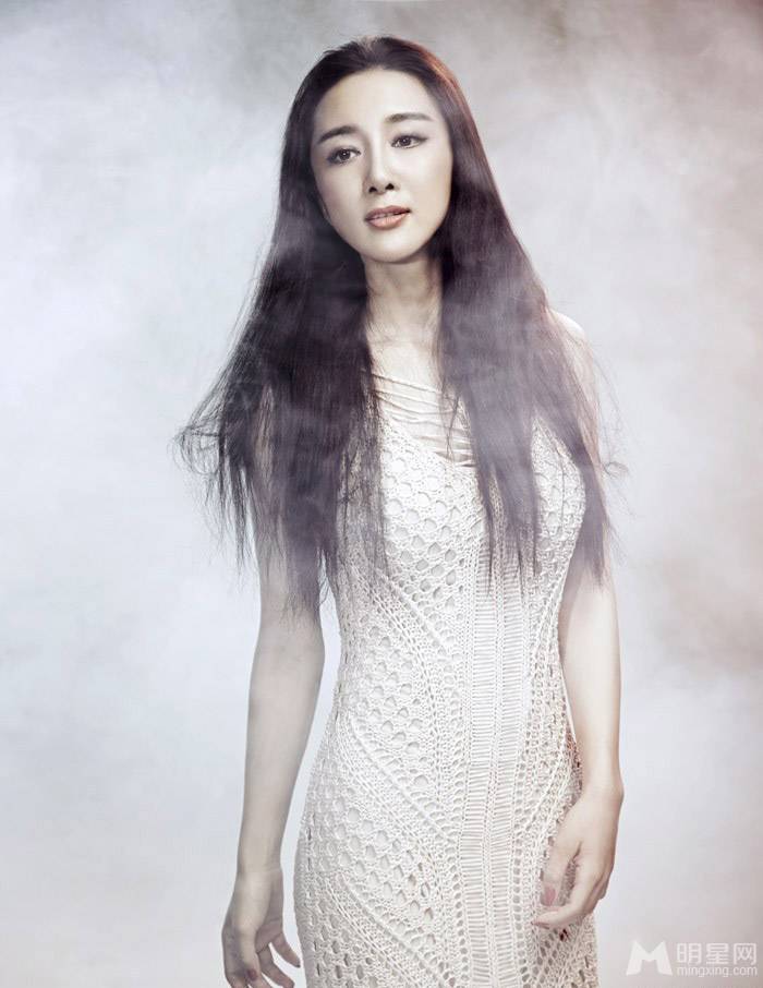 美女演员李依晓唯美时尚写真照