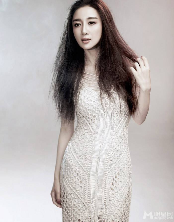 美女演员李依晓唯美时尚写真照