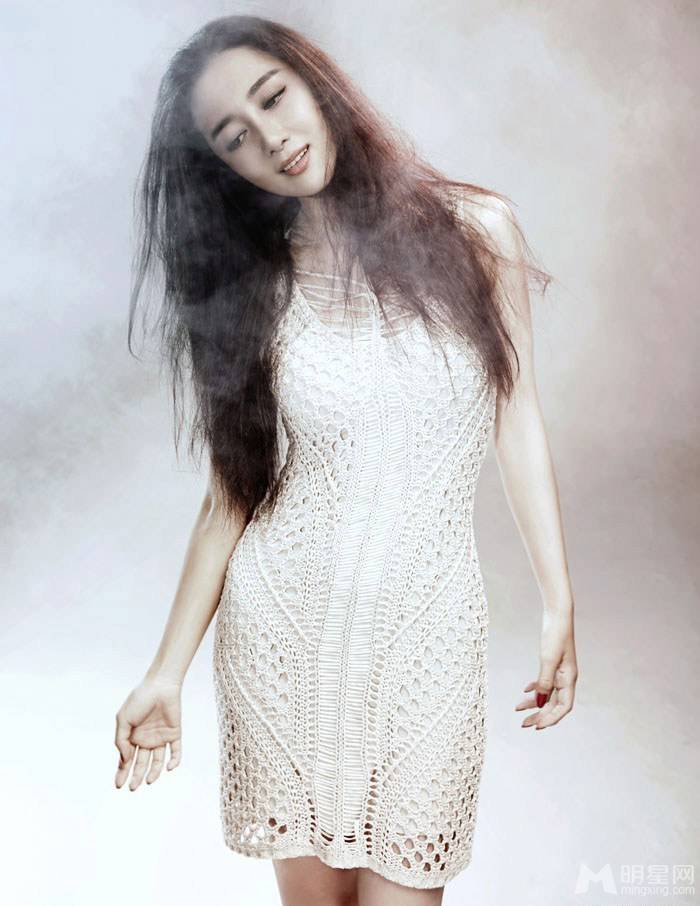 美女演员李依晓唯美时尚写真照