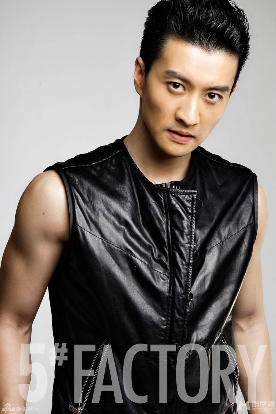 最帅的肌肉男明星高仁冷峻眼神秒杀众人