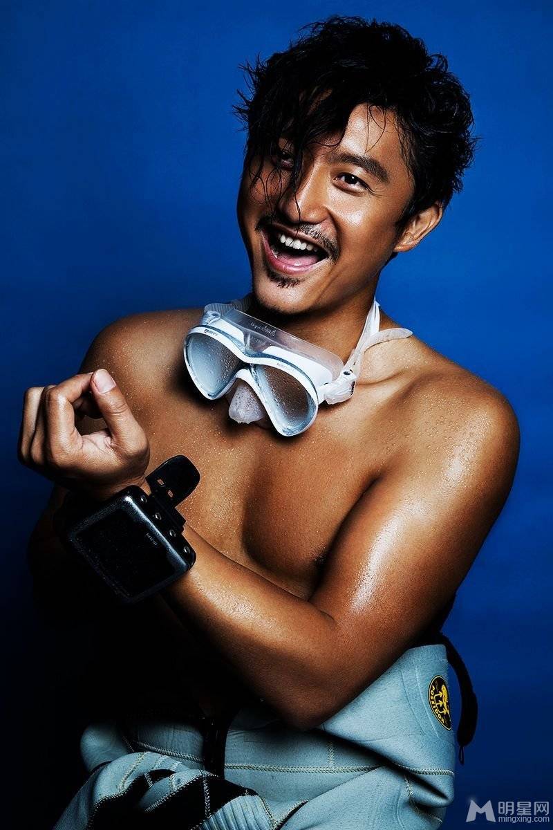 演员涂松岩大秀肌肉荷尔蒙爆棚