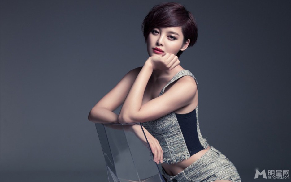 不可思议女主角辛芷蕾短发造型妩媚动人