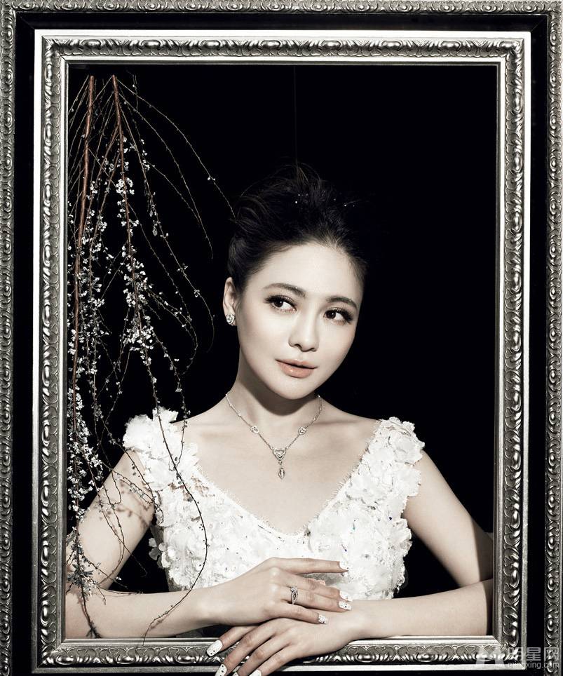 内地美女演员樊蕊酥胸半露性感写真