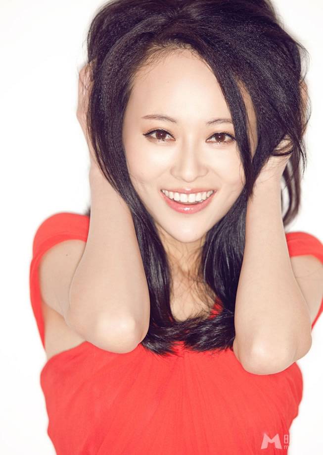 内地气质女演员刘娜萍红裙甜美写真