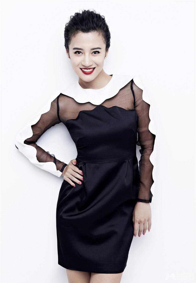 中国内地漂亮女演员曾培性感红唇魅惑写真