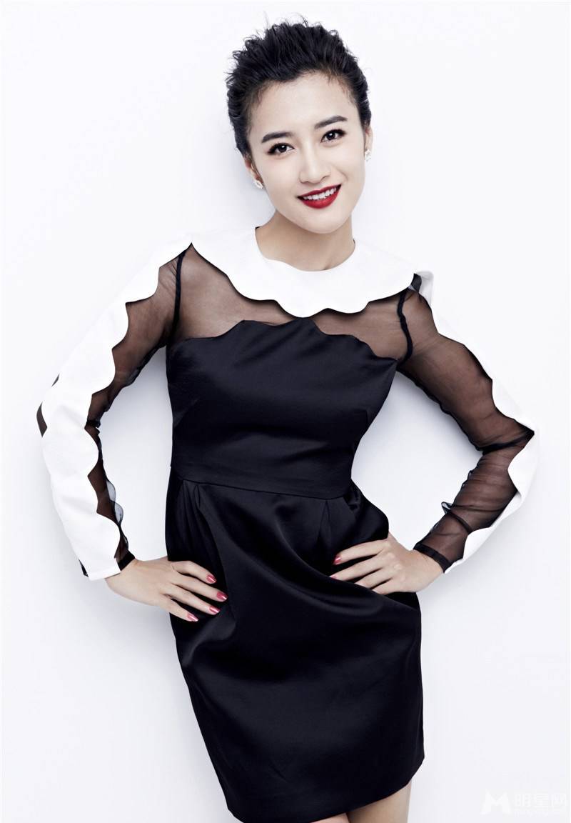 中国内地漂亮女演员曾培性感红唇魅惑写真