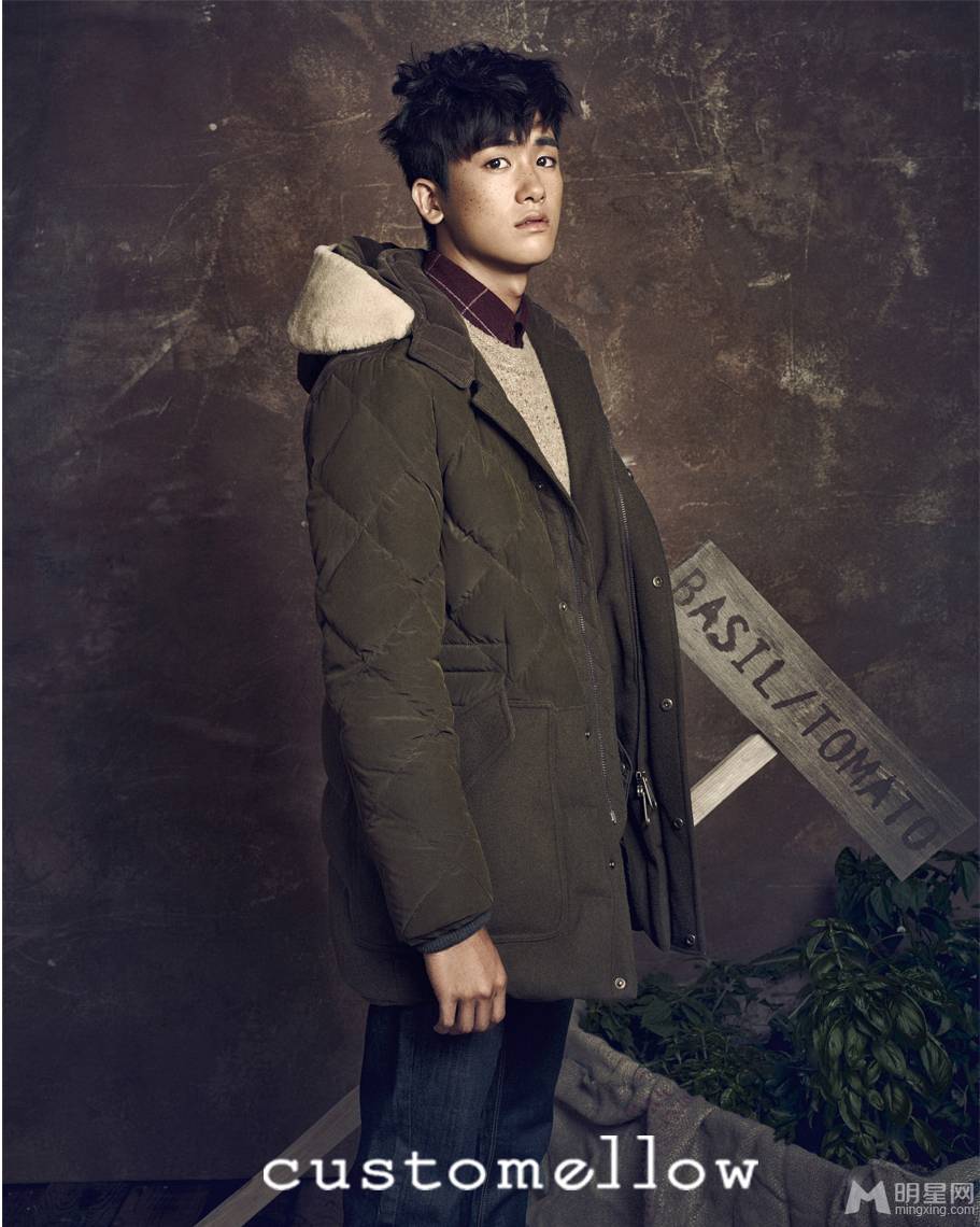 韩国男明星朴炯植雀斑妆容席卷时尚圈