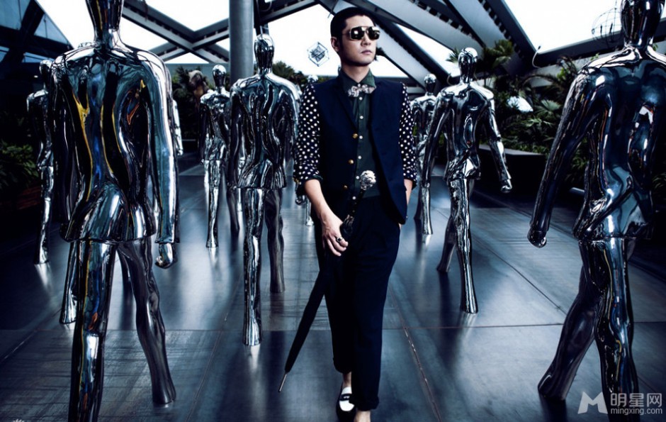 电影演员任重变身搞怪大男孩黑白写真照