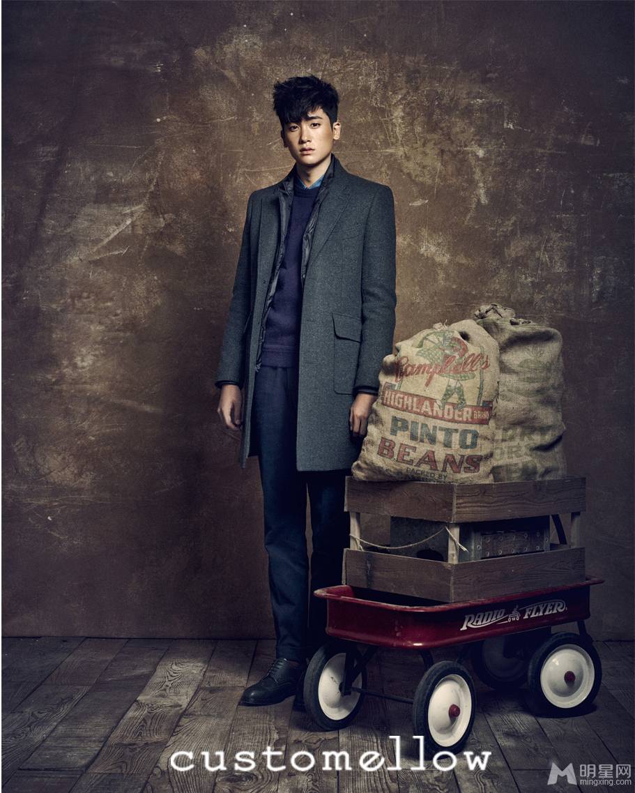 韩国男明星朴炯植雀斑妆容席卷时尚圈