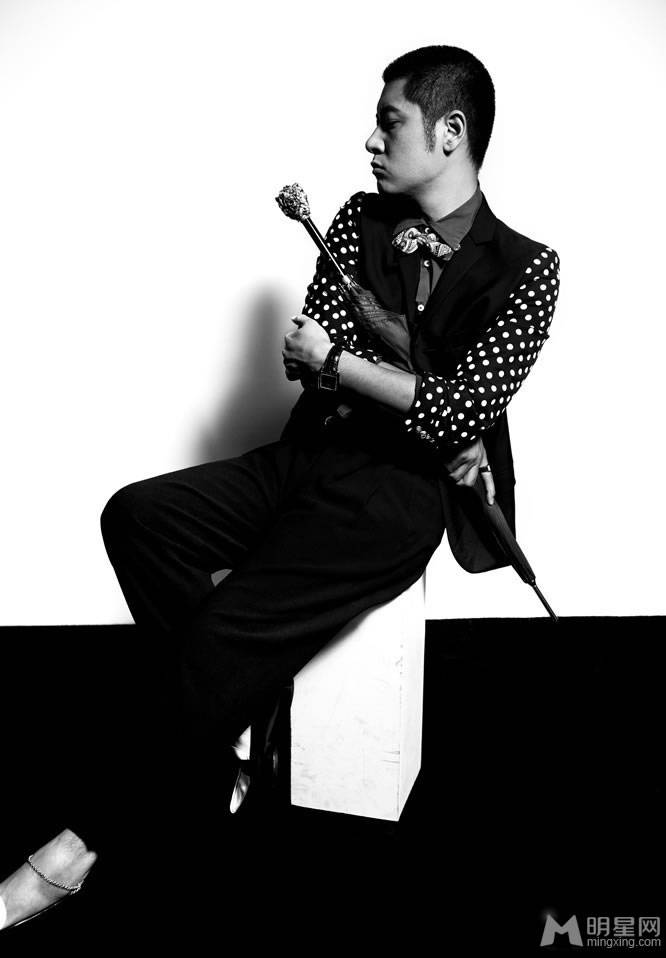 电影演员任重变身搞怪大男孩黑白写真照