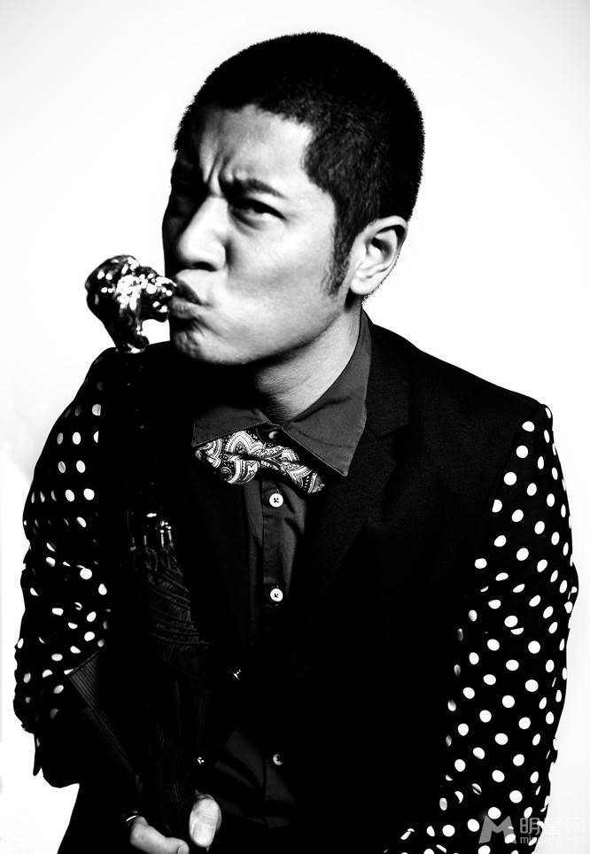 电影演员任重变身搞怪大男孩黑白写真照