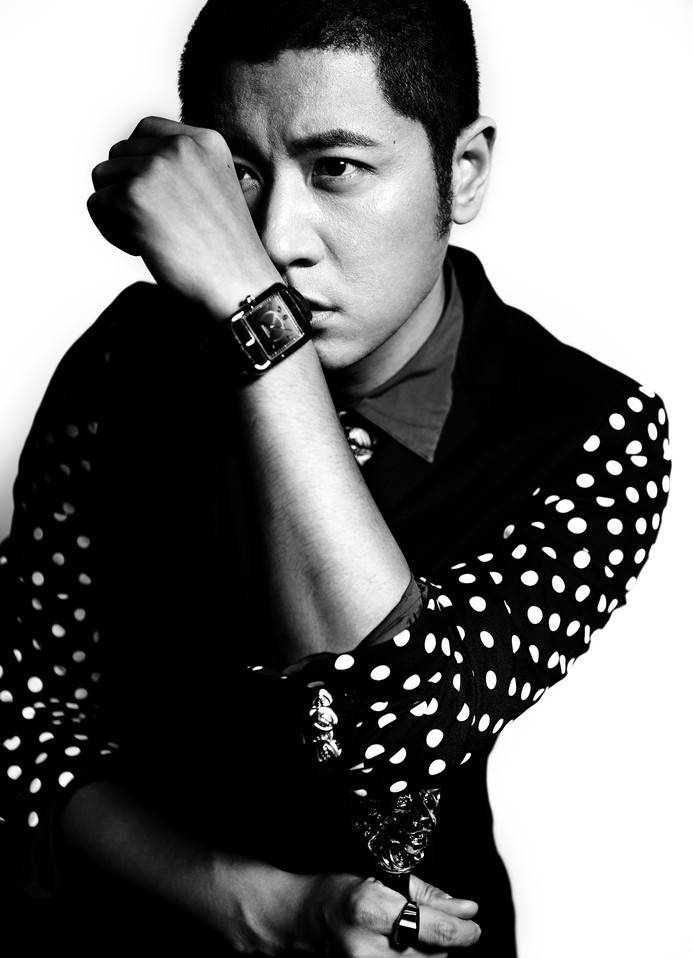 电影演员任重变身搞怪大男孩黑白写真照