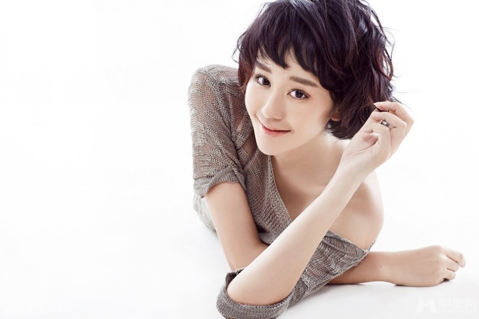 演员海陆的图片小露香肩娇媚迷人