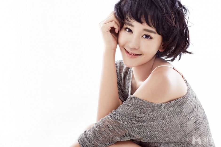 演员海陆的图片小露香肩娇媚迷人