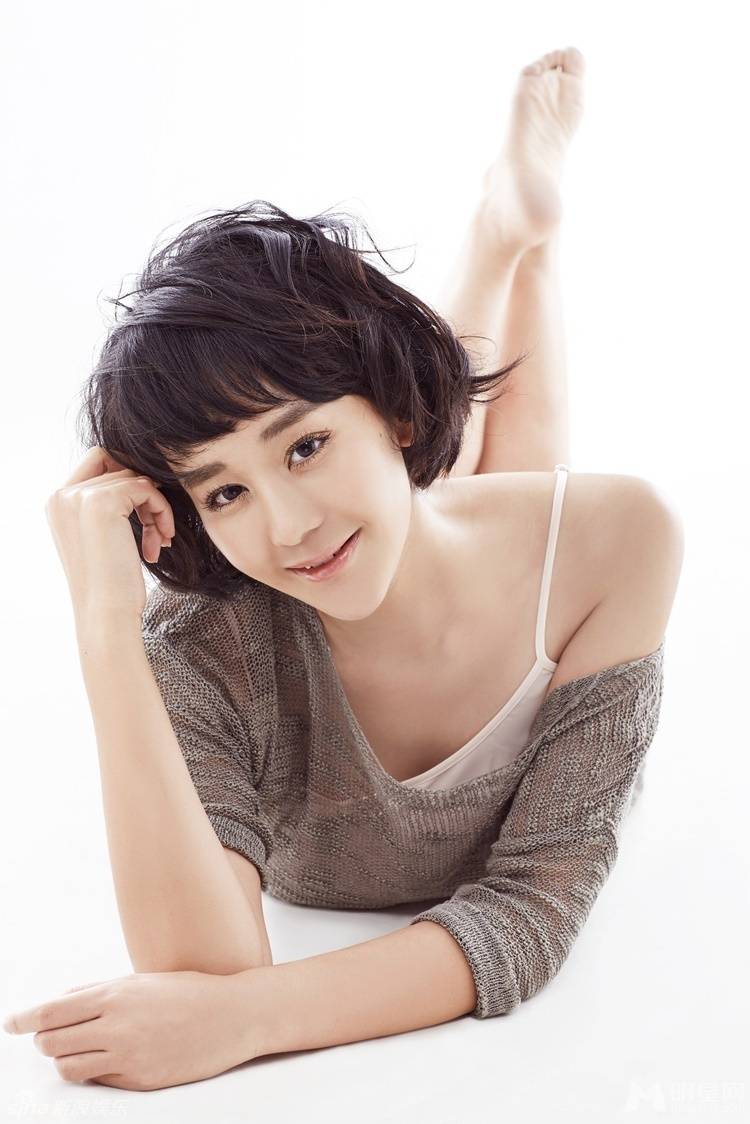 演员海陆的图片小露香肩娇媚迷人