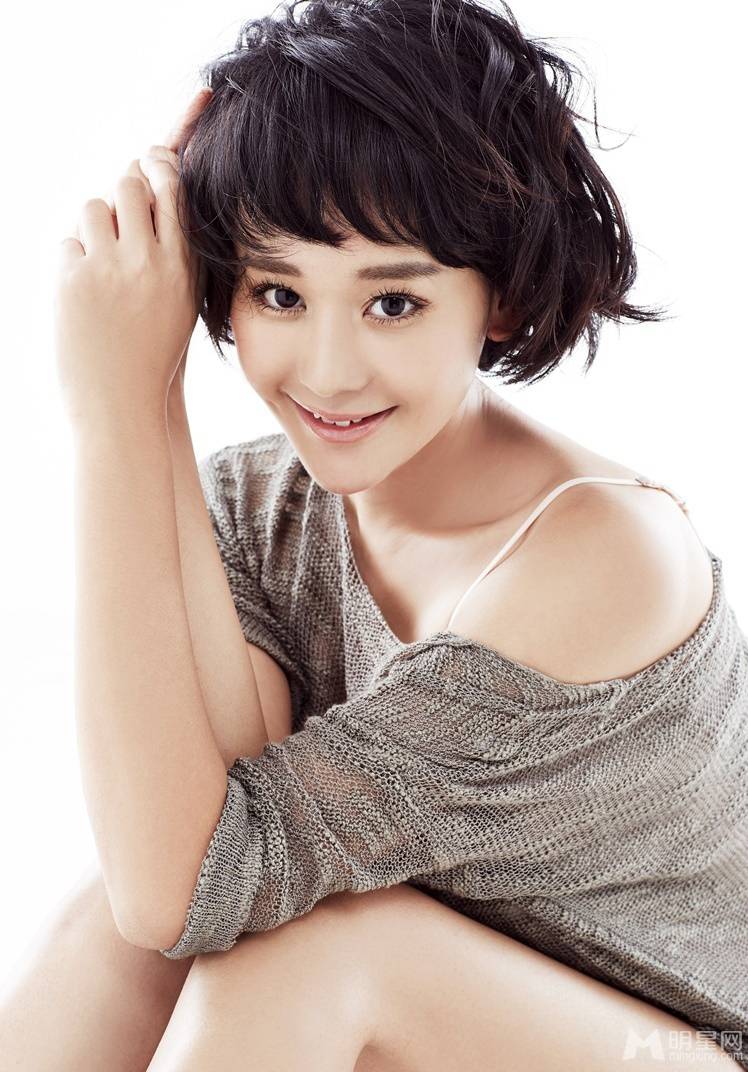 演员海陆的图片小露香肩娇媚迷人