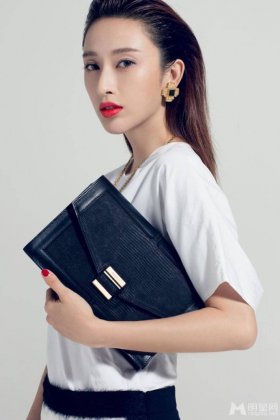 影视明星张俪OL造型时尚干练十足