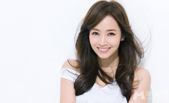 周杰伦前女友侯佩岑清新性感大片