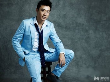 中国国家话剧院演员王新蓝色西装帅气写真