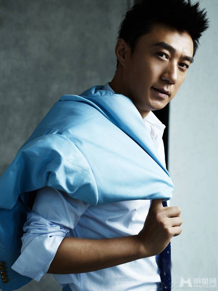 中国国家话剧院演员王新蓝色西装帅气写真