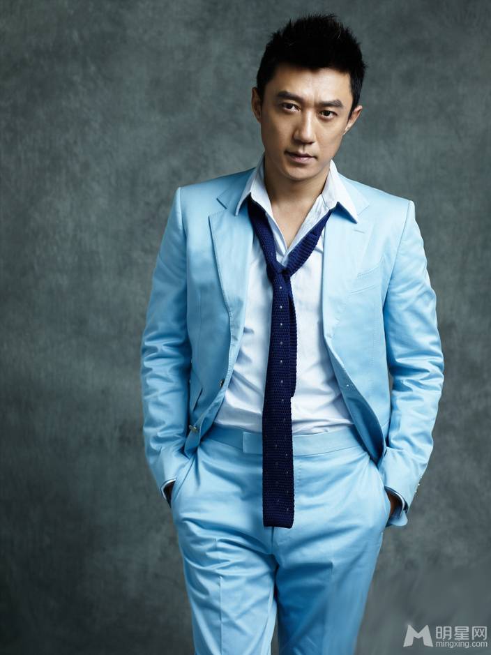 中国国家话剧院演员王新蓝色西装帅气写真