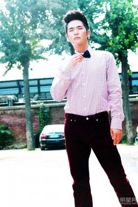 内地小眼睛男演员张晓龙展迷人笑容