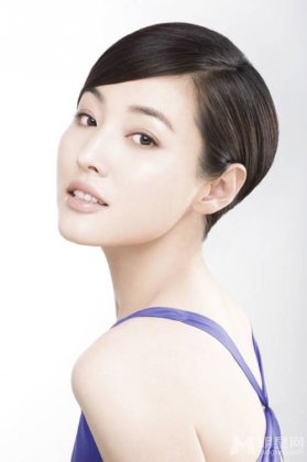 老电影演员张延裸妆秀白皙美肌