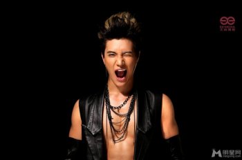 至上励合成员金恩圣最新写真大方秀腹肌