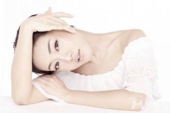 满意扮演者邓家佳最新写真展多面气质