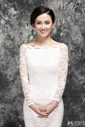 国内青年女演员罗忆楠时尚性感大片