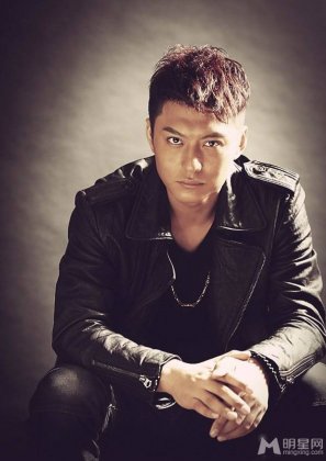 莱芜影视演员侯京健冷峻眼神帅气来袭