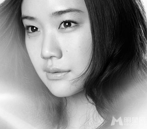 日本清纯女演员苍井优黑白美图