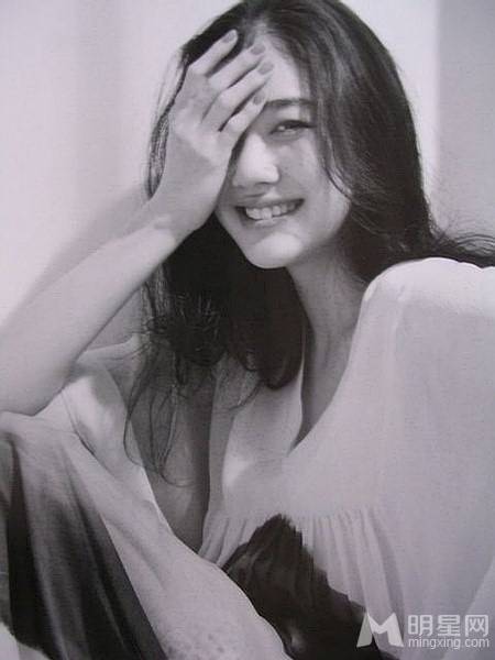 日本清纯女演员苍井优黑白美图