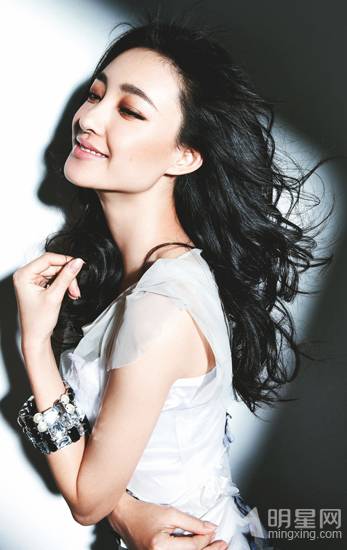 影视演员王丽坤时尚优雅写真照